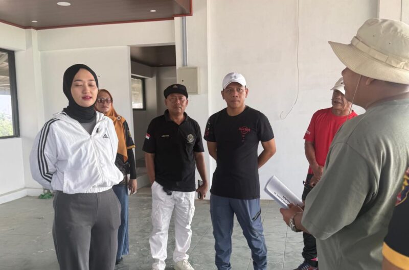 Wagub Lampung Bersama Kadispora Saat  Tinjau Progres Revitalisasi Stadion Sumpah Pemuda untuk Bhayangkara FC (ist).