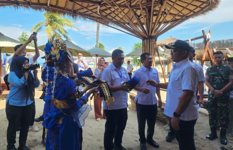 Wakil Bupati Lamsel Syaiful Anwar bersama Ketua HIPPI Yosef di acara Pelantikan Pengurus HIPPI Lamsel ( Poto Liem).