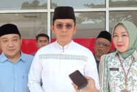 Bupati Lampung Selatan Radityo Egi Pratama tengah diwawancara awak media usai meninjau persiapan Koperasi Merah Putih Way Urang, Kalianda, Jumat, 18 Juli 2025. (Foto.Zulian)