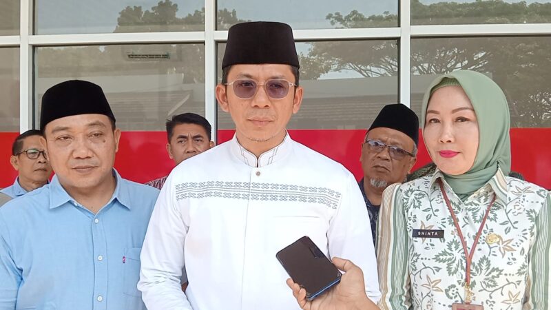 Bupati Lampung Selatan Radityo Egi Pratama tengah diwawancara awak media usai meninjau persiapan Koperasi Merah Putih Way Urang, Kalianda, Jumat, 18 Juli 2025. (Foto.Zulian)
