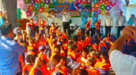 Bupati Lampung Selatan Radityo Egi Pratama senam bersama anak - anak TK Al Mumtaza, Kalianda dalam rangka Hari Anak Nasional tahun 2025, Rabu, 23 Juli 2025. (Foto.Ist)