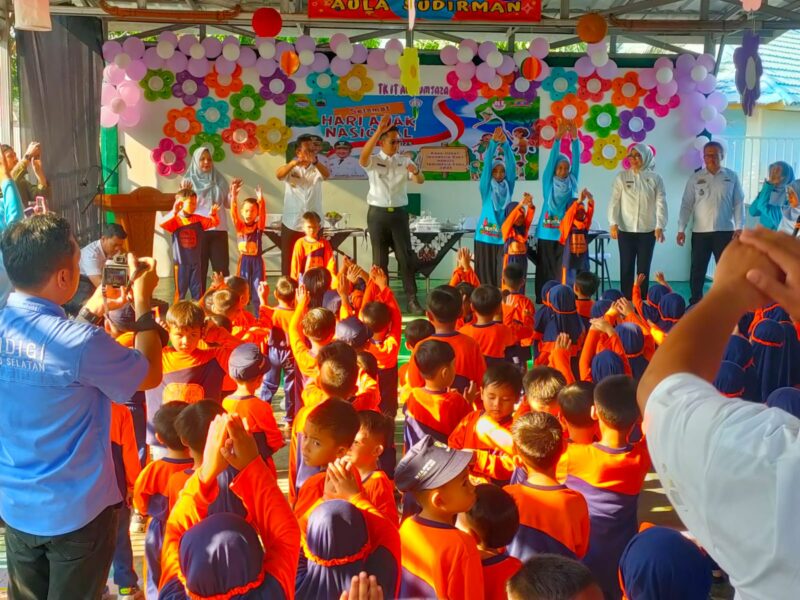 Bupati Lampung Selatan Radityo Egi Pratama senam bersama anak - anak TK Al Mumtaza, Kalianda dalam rangka Hari Anak Nasional tahun 2025, Rabu, 23 Juli 2025. (Foto.Ist)