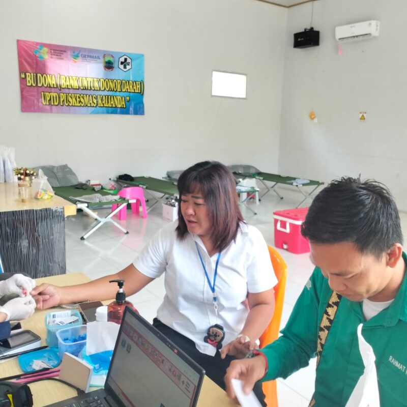 Petugas Puskemas Kalianda saat Kegiatan donor. (Ist).