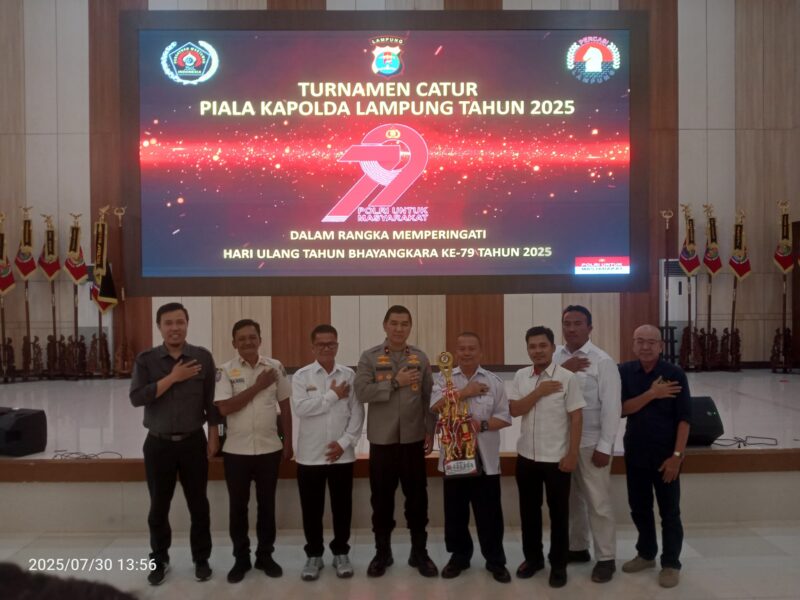 Pecatur Lampung Selatan foto bersama usai menerima piala Kapolda Lampung