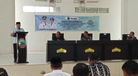 Wakil Bupati Lampung Selatan Syaiful Anwar tengah memberikan sambutan dalam kegiatan Rakor Tim TKPK, Kamis, 24 Juli 2025, di Aula Bappeda Lamsel. (Foto.Juwantoro)