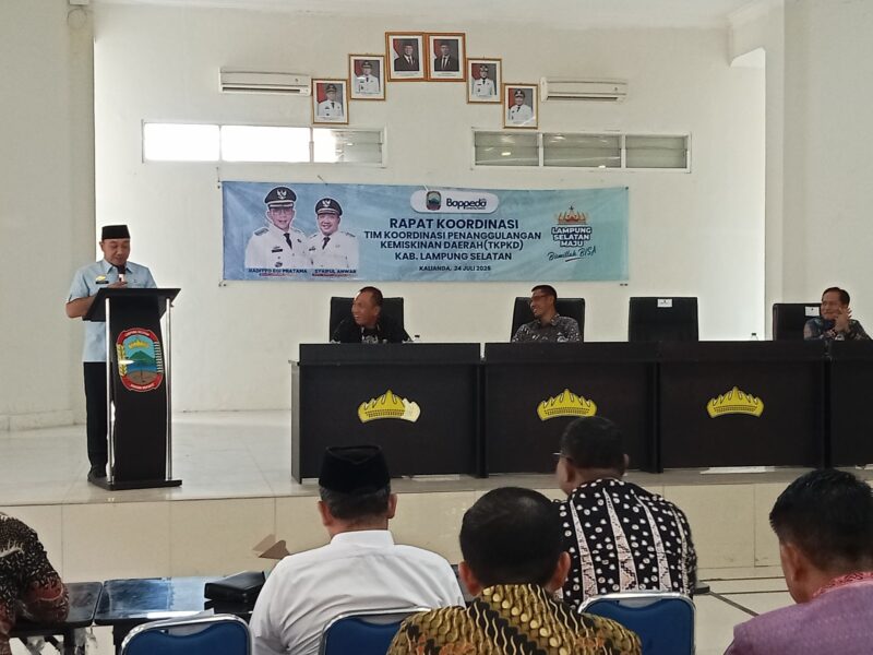 Wakil Bupati Lampung Selatan Syaiful Anwar tengah memberikan sambutan dalam kegiatan Rakor Tim TKPK, Kamis, 24 Juli 2025, di Aula Bappeda Lamsel. (Foto.Juwantoro)