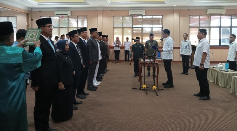 Bupati Lampung Selatan Radityo Egi Pratama lantik 10 pejabat di Lingkup Pemkab Lamsel, Rabu, 2 Juli 2025. (Foto.Juwantoro)