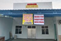 Balai Desa Palasjaya, Kecamatan Palas sempat ditutup aparatur desa. Karena, gajinya tidak dibayar Kades