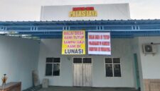 Balai Desa Palasjaya, Kecamatan Palas sempat ditutup aparatur desa. Karena, gajinya tidak dibayar Kades