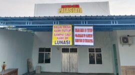Balai Desa Palasjaya, Kecamatan Palas sempat ditutup aparatur desa. Karena, gajinya tidak dibayar Kades