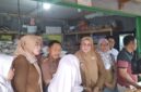 Kepala DKP Lampung Selatan Eka Riantinawati bersama Personil Polres, Dinas Perdagangan dan Perindustrian, Bagian Perekonomian, Bulog Cabang Lampung Selatan melakukan monitoring penjualan beras di pasar Kalianda, Selasa,15 Juli 2025. (Foto.DKP Lamsel)