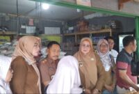 Kepala DKP Lampung Selatan Eka Riantinawati bersama Personil Polres, Dinas Perdagangan dan Perindustrian, Bagian Perekonomian, Bulog Cabang Lampung Selatan melakukan monitoring penjualan beras di pasar Kalianda, Selasa,15 Juli 2025. (Foto.DKP Lamsel)