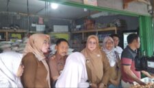 Kepala DKP Lampung Selatan Eka Riantinawati bersama Personil Polres, Dinas Perdagangan dan Perindustrian, Bagian Perekonomian, Bulog Cabang Lampung Selatan melakukan monitoring penjualan beras di pasar Kalianda, Selasa,15 Juli 2025. (Foto.DKP Lamsel)