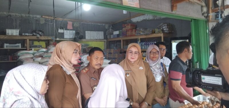 Kepala DKP Lampung Selatan Eka Riantinawati bersama Personil Polres, Dinas Perdagangan dan Perindustrian, Bagian Perekonomian, Bulog Cabang Lampung Selatan melakukan monitoring penjualan beras di pasar Kalianda, Selasa,15 Juli 2025. (Foto.DKP Lamsel)