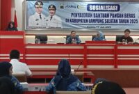 Sekretaris DKP Lampung Selatan Zulvina tengah memberikan sambutan dalam kegiatan sosialisasi penyaluran Bapang tahun 2025, Kamis, 17 Juli 2025. (Foto.Juwantoro)