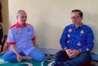 Kepala Dinsos Lamsel tengah berbincang - bincang dengan pihak LKS Panti Asuhan Balita, Kalianda pada saat penyerahan bayi yang ditemukan warga Desa Munjuk Sampurna, Kalianda. (Foto.Dinsos Lamsel)