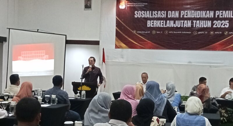 Anggota Komisi II DPR -MPR RI Zulkifli Anwar tengah menjadi narasumber dalam acara sosialisasi dan pendidikan pemilih berkelanjutan tahun 2025, di Aula Legundi Nirwana Krakatau Resort Kalianda. (Foto.Juwantoro)