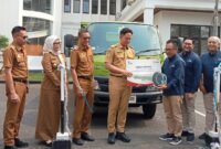Bupati Lampung Selatan meneima bantuan mobil dari PT.SMI. (foto.Juwantoro)