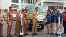 Bupati Lampung Selatan meneima bantuan mobil dari PT.SMI. (foto.Juwantoro)