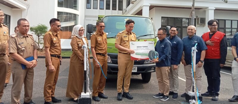 Bupati Lampung Selatan meneima bantuan mobil dari PT.SMI. (foto.Juwantoro)