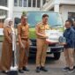Bupati Lampung Selatan meneima bantuan mobil dari PT.SMI. (foto.Juwantoro)