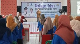 Narasumber dari Perpustakaan Provinsi Lampung Liza tengah memberikan semangat kepada para peserta. Foto.Juwantoro
