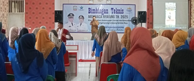 Narasumber dari Perpustakaan Provinsi Lampung Liza tengah memberikan semangat kepada para peserta. Foto.Juwantoro
