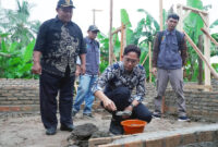 Bupati Lampung Selatan melakukan peletakan batu pertama pembangunan RTLH. (Foto.Diskominfo Lamsel)