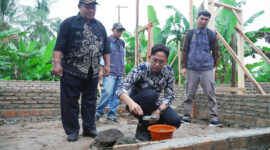 Bupati Lampung Selatan melakukan peletakan batu pertama pembangunan RTLH. (Foto.Diskominfo Lamsel)