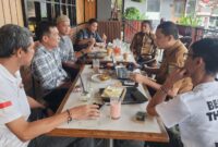 Ketua Umum POBSI Lampung, Taufan Aditya saat menggelar rapat  jelang seleksi Menuju Aileex Open 9 Ball di Palembang ( poto Lim Pranata).