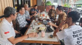 Ketua Umum POBSI Lampung, Taufan Aditya saat menggelar rapat  jelang seleksi Menuju Aileex Open 9 Ball di Palembang ( poto Lim Pranata).