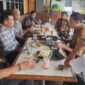 Ketua Umum POBSI Lampung, Taufan Aditya saat menggelar rapat  jelang seleksi Menuju Aileex Open 9 Ball di Palembang ( poto Lim Pranata).