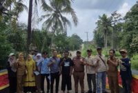 Camat Merbau Mataram berikan apresiasi terhadap warganya yang mengecat dan bersihkan jembatan. 