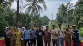 Camat Merbau Mataram berikan apresiasi terhadap warganya yang mengecat dan bersihkan jembatan. 