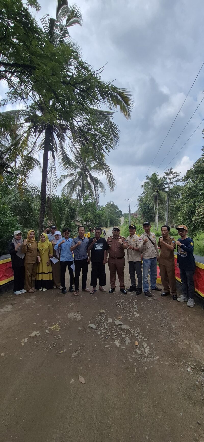 Camat Merbau Mataram berikan apresiasi terhadap warganya yang mengecat dan bersihkan jembatan. 