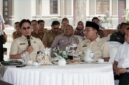 Bupati Lampung Selatan H. Radityo Egi Pratama, ST, M.B.A. di dampingi Wakil Bupati saat menggelar rapat persiapan Krakatau Beach Run 2025 (poto Diskominfo pemkab Lamsel).