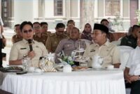 Bupati Lampung Selatan H. Radityo Egi Pratama, ST, M.B.A. di dampingi Wakil Bupati saat menggelar rapat persiapan Krakatau Beach Run 2025 (poto Diskominfo pemkab Lamsel).