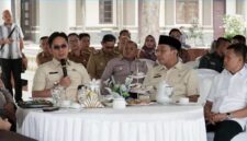 Bupati Lampung Selatan H. Radityo Egi Pratama, ST, M.B.A. di dampingi Wakil Bupati saat menggelar rapat persiapan Krakatau Beach Run 2025 (poto Diskominfo pemkab Lamsel).