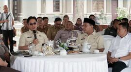 Bupati Lampung Selatan H. Radityo Egi Pratama, ST, M.B.A. di dampingi Wakil Bupati saat menggelar rapat persiapan Krakatau Beach Run 2025 (poto Diskominfo pemkab Lamsel).
