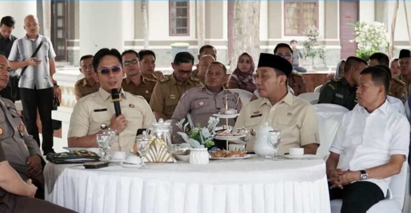 Bupati Lampung Selatan H. Radityo Egi Pratama, ST, M.B.A. di dampingi Wakil Bupati saat menggelar rapat persiapan Krakatau Beach Run 2025 (poto Diskominfo pemkab Lamsel).