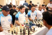 Gubernur Rahmat Mirzani Djausal saat memulai pertandingan persahabata catur (ist).
