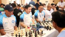 Gubernur Rahmat Mirzani Djausal saat memulai pertandingan persahabata catur (ist).