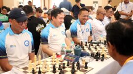 Gubernur Rahmat Mirzani Djausal saat memulai pertandingan persahabata catur (ist).