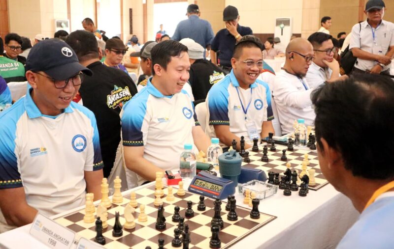 Gubernur Rahmat Mirzani Djausal saat memulai pertandingan persahabata catur (ist).