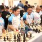 Gubernur Rahmat Mirzani Djausal saat memulai pertandingan persahabata catur (ist).