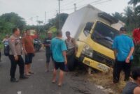 Ipda Dani Saat menolong truk bermuatan sembako yang terperosok di tanjakan Jalan Pesisir, Desa Maja, Kecamatan Kalianda.