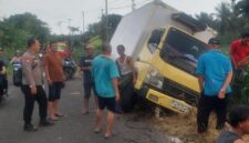 Ipda Dani Saat menolong truk bermuatan sembako yang terperosok di tanjakan Jalan Pesisir, Desa Maja, Kecamatan Kalianda.