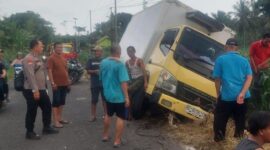 Ipda Dani Saat menolong truk bermuatan sembako yang terperosok di tanjakan Jalan Pesisir, Desa Maja, Kecamatan Kalianda.