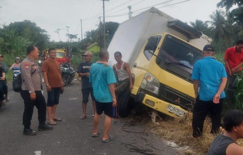 Ipda Dani Saat menolong truk bermuatan sembako yang terperosok di tanjakan Jalan Pesisir, Desa Maja, Kecamatan Kalianda.