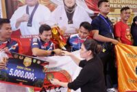 Kepala Pelatih ATIA Indonesia, Ahmad Amruloh menagkat trofi di Kejuaraan Bela Negara 2025 di Palembang ( ist)